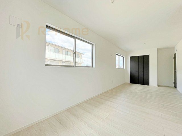 ひたちなか市稲田4期　新築戸建て　1号棟の洋室|ライフスタイルに合わせて間仕切り対応可能な洋室！
たっぷりの日差しと心地よい風が舞い込む住まい♪