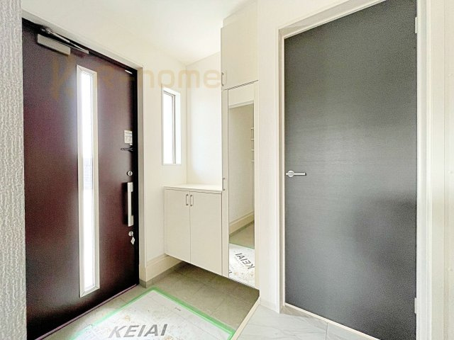 ひたちなか市稲田4期　新築戸建て　1号棟の玄関|玄関には便利なシューズインクローゼットを設置。アウトドア用品やベビーカーなどの収納に役立ちますね♪