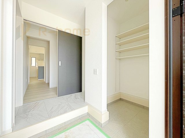 ひたちなか市稲田4期　新築戸建て　1号棟の玄関|大容量のシューズインクローゼット！玄関周りがスッキリ片付きます♪