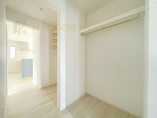 ひたちなか市稲田4期　新築戸建て　1号棟の収納|たっぷり収納できるウォークスルークローク！アウターなども収納できてお出かけ準備ラクラク♪