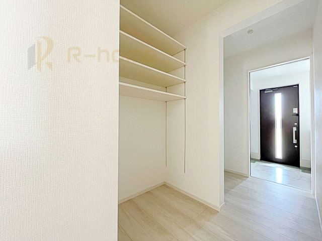 ひたちなか市稲田4期　新築戸建て　1号棟の収納|キッチンにはパントリーを設置！
キッチン回りの整理整頓の悩みも解決♪