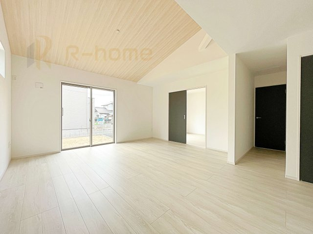 ひたちなか市稲田4期　新築戸建て　1号棟の居間・リビング|開放感のあるリビングには収納スペースもあり、ゆったりした空間を保てます♪