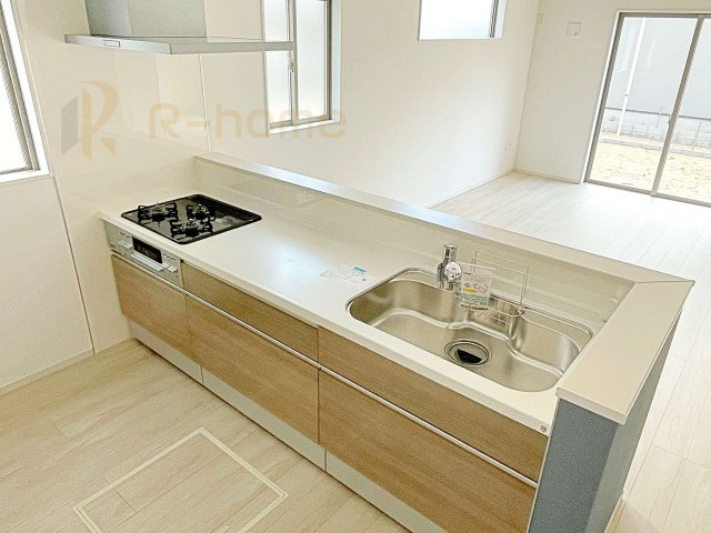 ひたちなか市稲田4期　新築戸建て　1号棟のキッチン|料理をしながら家族とコミュニケーションが取れる対面式システムキッチン。