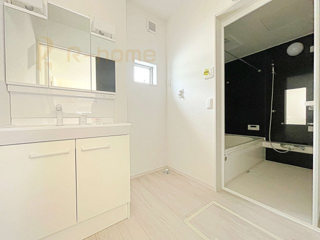 ひたちなか市稲田4期　新築戸建て　1号棟の洗面所|清潔感溢れる洗面台は嬉しい三面鏡付き。洗剤や歯ブラシなどもすっきり収納できます♪