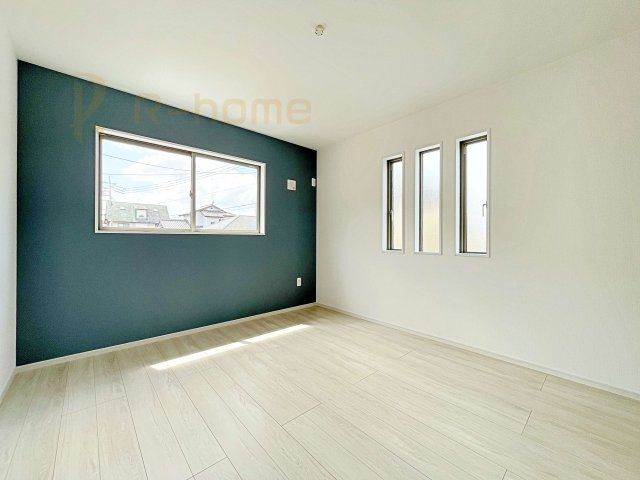 ひたちなか市稲田4期　新築戸建て　1号棟の洋室|アクセントクロスが映える2階洋室。収納便利なウォークインクローゼット付き♪