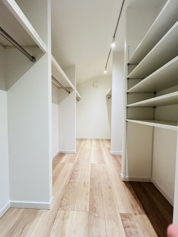 仕掛けいっぱい湘南の家 at 常磐町の収納|洋室8.1畳には、広々としたウォークインクローゼットを完備