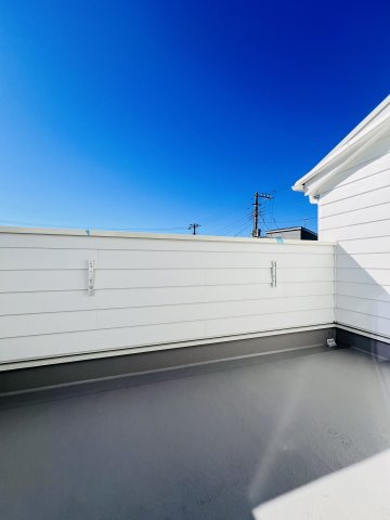 仕掛けいっぱい湘南の家 at 常磐町のバルコニー