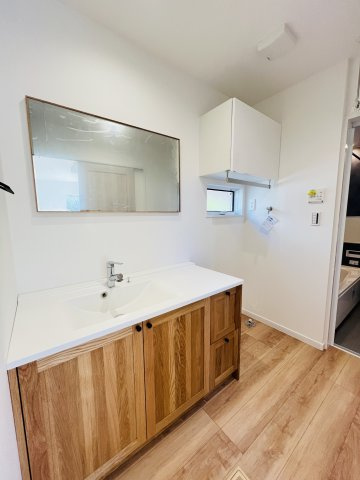 仕掛けいっぱい湘南の家 at 常磐町の独立洗面台