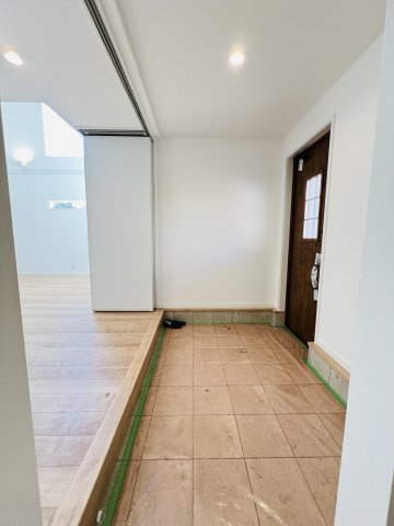 仕掛けいっぱい湘南の家 at 常磐町の玄関|リビングと玄関はウォールドアで仕切ることが可能。