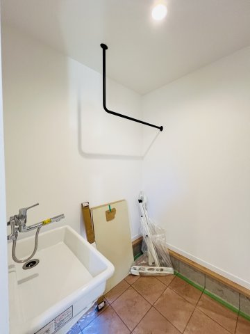 仕掛けいっぱい湘南の家 at 常磐町の玄関|玄関にはスロップシンクとウエットスーツが掛けられるラックを設置。
