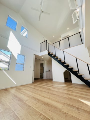 仕掛けいっぱい湘南の家 at 常磐町の居間・リビング|LDK：23畳