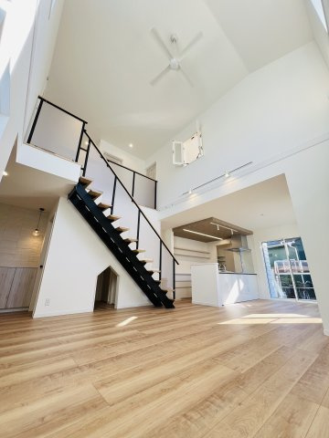 仕掛けいっぱい湘南の家 at 常磐町の居間・リビング|ガス温水式床暖房付き