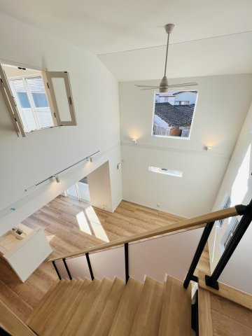 仕掛けいっぱい湘南の家 at 常磐町の居間・リビング|上部吹抜けの開放感が最高◎