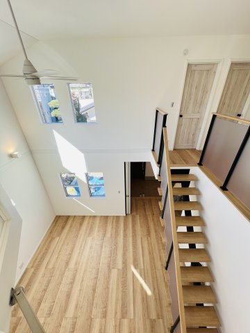 仕掛けいっぱい湘南の家 at 常磐町の居間・リビング