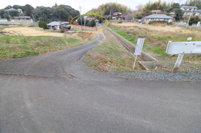 【前面道路含む現地写真】 | 上宇部・古家付き土地196坪（現状有姿渡し）