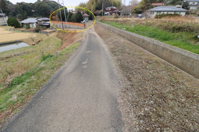 【前面道路含む現地写真】 | 上宇部・古家付き土地196坪（現状有姿渡し）