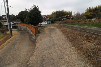 【前面道路含む現地写真】 | 上宇部・古家付き土地196坪（現状有姿渡し）