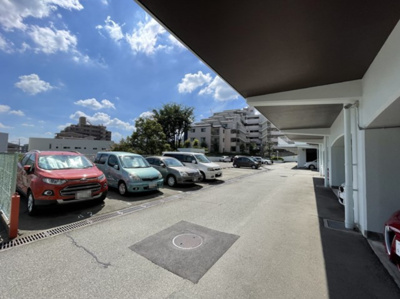 【駐車場】 | 千里ロイヤルマンション | 現在ご返済中のカーローン・カードローン・教育ローンなどを住宅ローンに一本化したり、家具家電購入費用・引越し費用を住宅ローンと組み合わせるなど、お客さまにメリットの多い住宅ローンのご提案が可能です。
