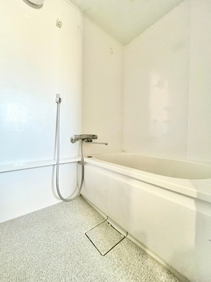 【浴室】 | 千里ロイヤルマンション | 物件購入の段取りを知りたいお客様には、「ご検討からご契約までの一連の流れ」をお伝えさせて頂きます。初めて物件購入を検討された方は、ぜひご参考になさって下さい。