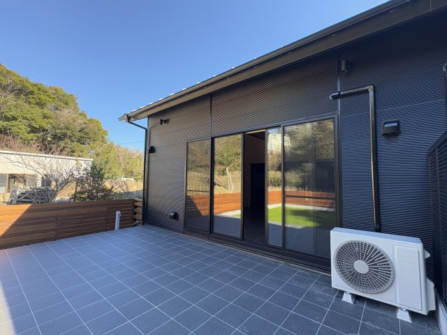 エスペリオ太東ガレージのバルコニー|ウッドデッキ