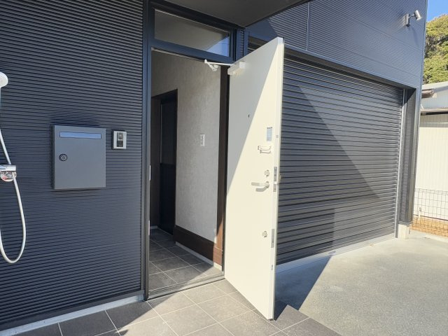 エスペリオ太東ガレージの玄関