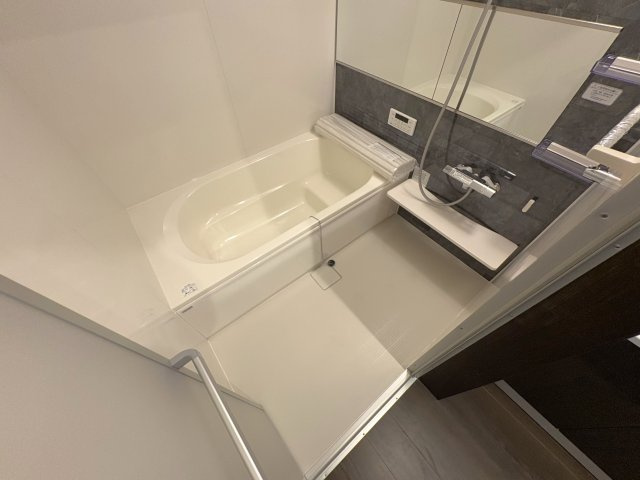 エスペリオ太東ガレージの浴室