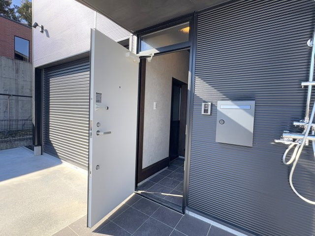 エスペリオ太東ガレージの玄関