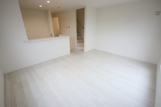 【居間・リビング】 | 《仲介手数料無料》上尾市仲町２丁目2-10(2号棟)新築一戸建てリナージュ | 撮影日 2025年5月31日 16:00 雨