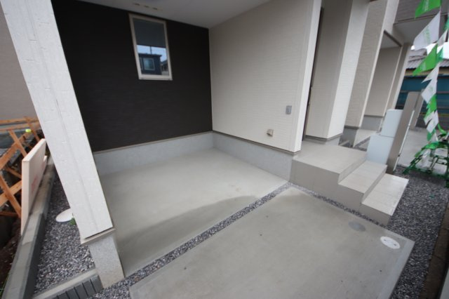 【駐車場】 | 《仲介手数料無料》上尾市仲町２丁目2-10(2号棟)新築一戸建てリナージュ | 撮影日 2025年5月31日 16:00 雨