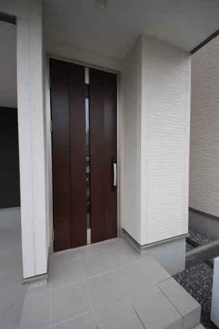 【玄関】 | 《仲介手数料無料》上尾市仲町２丁目2-10(2号棟)新築一戸建てリナージュ | 撮影日 2025年5月31日 16:00 雨