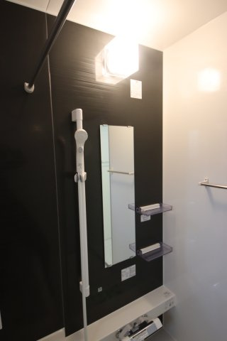 【浴室】 | 《仲介手数料無料》上尾市仲町２丁目2-10(2号棟)新築一戸建てリナージュ | 撮影日 2025年5月31日 16:00 雨