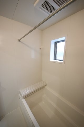 【浴室】 | 《仲介手数料無料》上尾市仲町２丁目2-10(2号棟)新築一戸建てリナージュ | 撮影日 2025年5月31日 16:00 雨