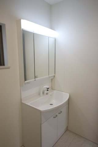 【独立洗面台】 | 《仲介手数料無料》上尾市仲町２丁目2-10(2号棟)新築一戸建てリナージュ | 撮影日 2025年5月31日 16:00 雨