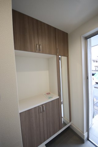 【玄関】 | 《仲介手数料無料》上尾市仲町２丁目2-10(2号棟)新築一戸建てリナージュ | 撮影日 2025年5月31日 16:00 雨