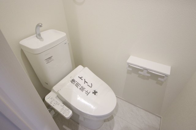 【トイレ】 | 《仲介手数料無料》上尾市仲町２丁目2-10(2号棟)新築一戸建てリナージュ | 撮影日 2025年5月31日 16:00 雨