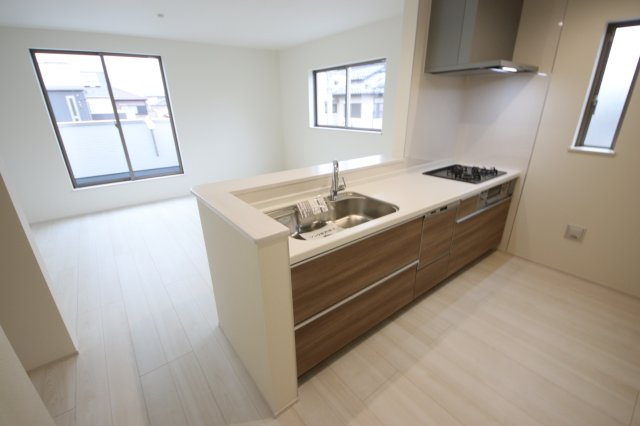 【キッチン】 | 《仲介手数料無料》上尾市仲町２丁目2-10(2号棟)新築一戸建てリナージュ | 撮影日 2025年5月31日 16:00 雨