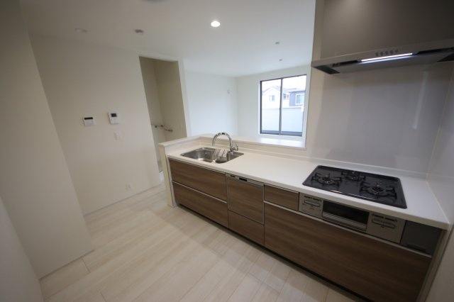 【キッチン】 | 《仲介手数料無料》上尾市仲町２丁目2-10(2号棟)新築一戸建てリナージュ | 撮影日 2025年5月31日 16:00 雨