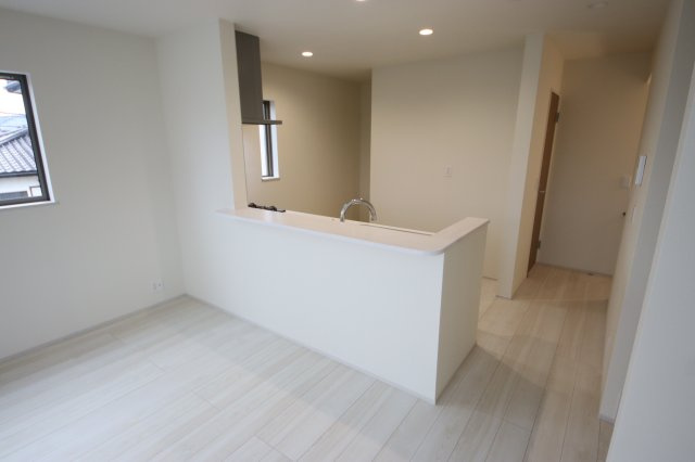 【居間・リビング】 | 《仲介手数料無料》上尾市仲町２丁目2-10(2号棟)新築一戸建てリナージュ | 撮影日 2025年5月31日 16:00 雨