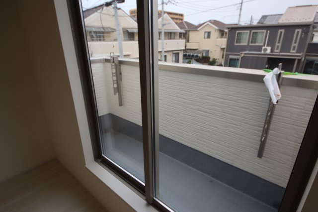 【バルコニー】 | 《仲介手数料無料》上尾市仲町２丁目2-10(2号棟)新築一戸建てリナージュ | 撮影日 2025年5月31日 16:00 雨