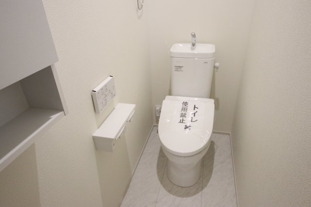 【トイレ】 | 《仲介手数料無料》上尾市仲町２丁目2-10(2号棟)新築一戸建てリナージュ | 撮影日 2025年5月31日 16:00 雨