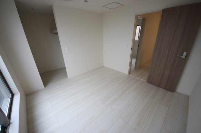 【洋室】 | 《仲介手数料無料》上尾市仲町２丁目2-10(2号棟)新築一戸建てリナージュ | 撮影日 2025年5月31日 16:00 雨