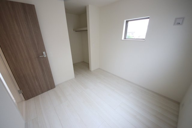 【洋室】 | 《仲介手数料無料》上尾市仲町２丁目2-10(2号棟)新築一戸建てリナージュ | 撮影日 2025年5月31日 16:00 雨