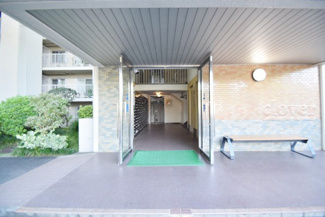 【エントランス】 | お客様を、そして住人を出迎えてくれるマンションのエントランス。ゴミが落ちていないことからも、管理状態の良さや住民の節度の高さが見て取れます。～即日のご見学可能～　お問合せはお気軽にどうぞ。
