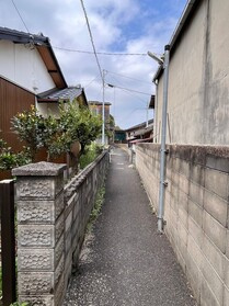 中古戸建の前面道路含む現地写真