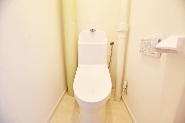 甲子園住宅のトイレ|温水洗浄便座付きで快適にご利用いただけます。