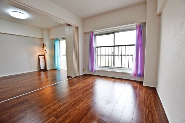 甲子園住宅の洋室|-洋室6.0帖-
リビングダイニングとの繋がりが生まれる空間は、暮らし方で自由に使い方を変えられるスペースに◎