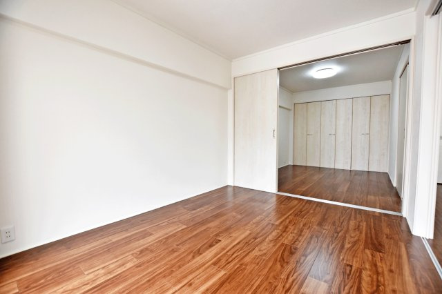 甲子園住宅の洋室|-洋室6.0帖-
ホワイトの内装に新規で張り替えられたフローリングの木目が映えていますね。長方形の間取りは家具の配置がしやすく、お部屋の模様替えも楽々です