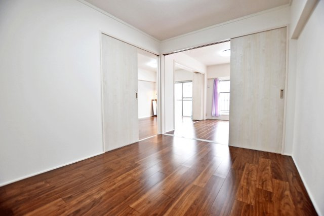 甲子園住宅の洋室|-洋室6.0帖-
ホワイトの内装に新規で張り替えられたフローリングの木目が映えていますね。長方形の間取りは家具の配置がしやすく、お部屋の模様替えも楽々です