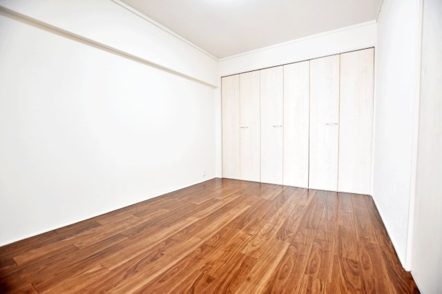 甲子園住宅の洋室|-洋室6.0帖-
シンプルな間取りになっているのでどんな家具でも合いそうですね。ワイドなクローゼットで、衣類の収納に心配はいりません。