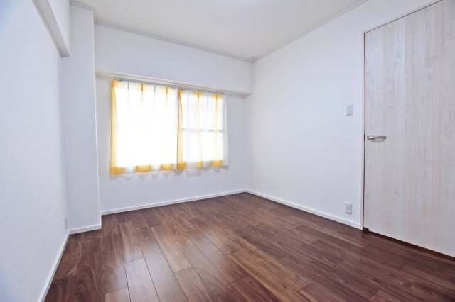 甲子園住宅の洋室|-洋室5.5帖-
北側の白を基調とした清潔感のある洋室は、夏は涼しく快適に過ごせる空間です。
